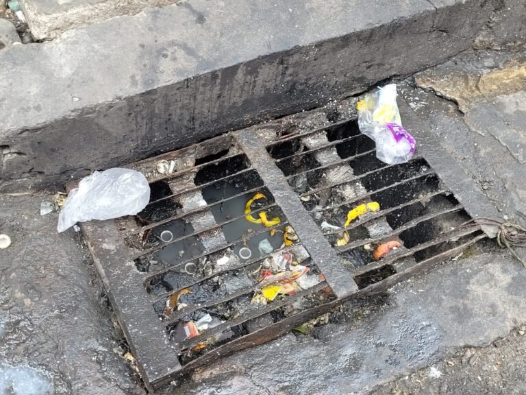 Basura taponea boca calles por lluvias y enfermedades