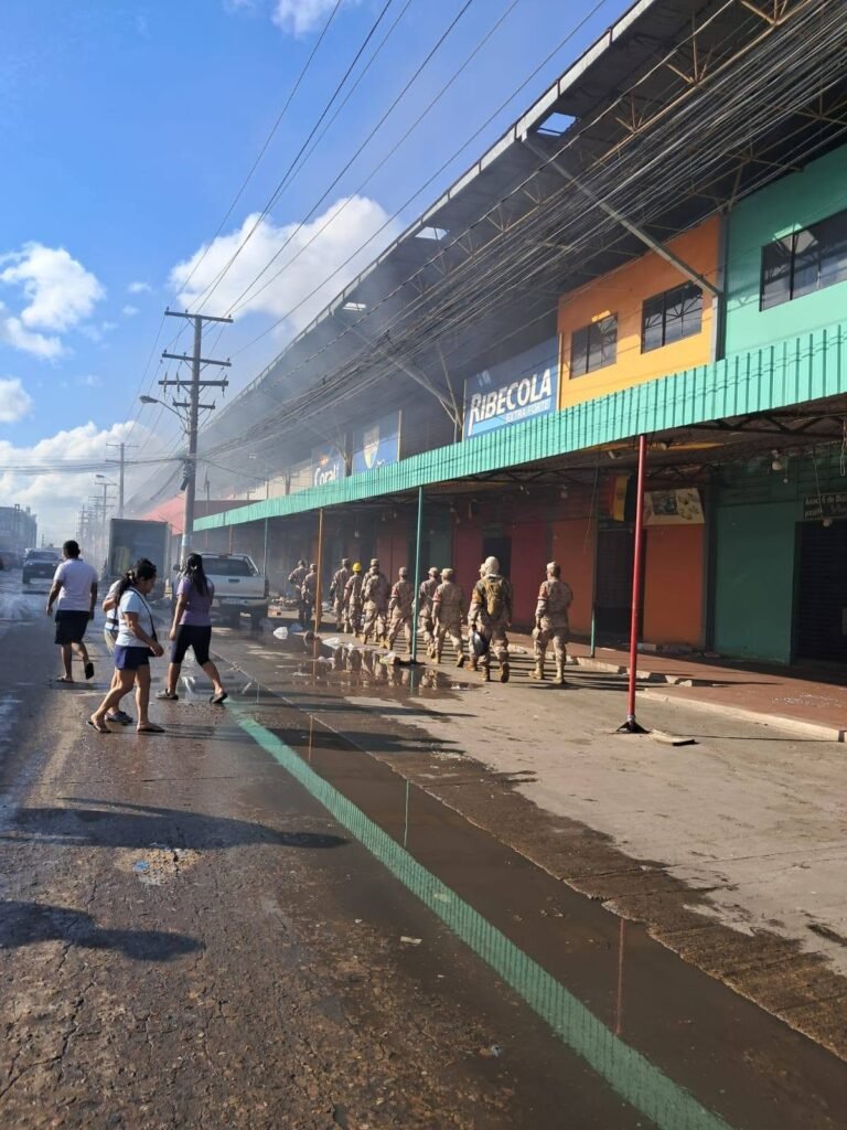 Avanzan trabajos de limpieza en Barrio Lindo y van por reconstruir su casetas