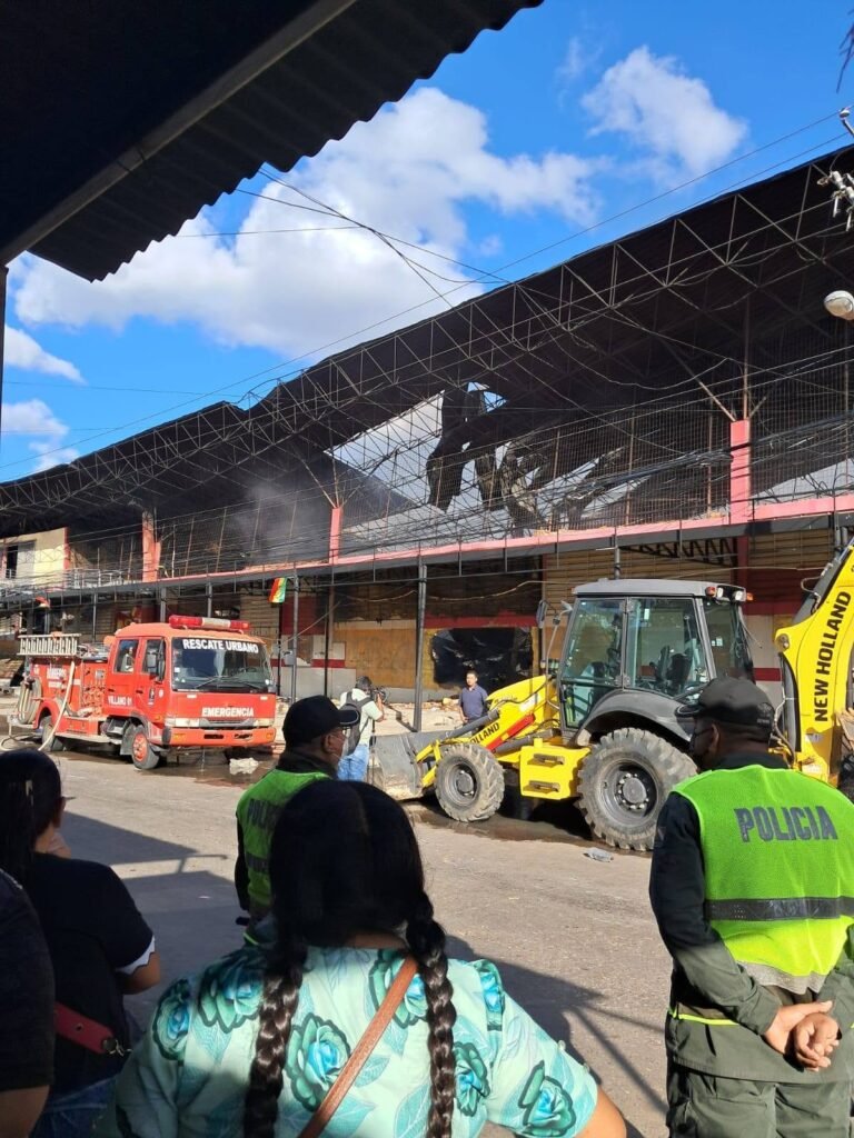 Alcalde y Gobierno comprometen apoyo a afectados del incendio en Barrio Lindo