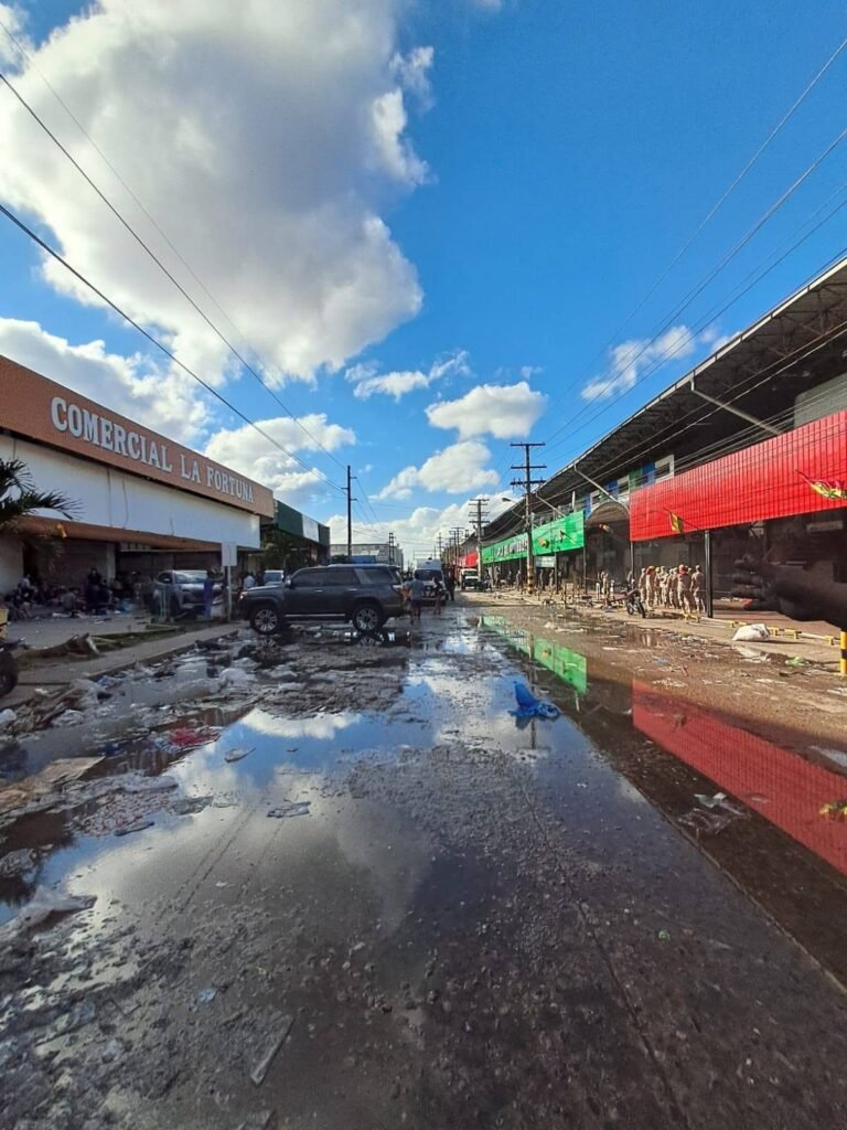 Bomberos de a poco extinguen incendio en Feria de Barrio Lindo de Santa Cruz