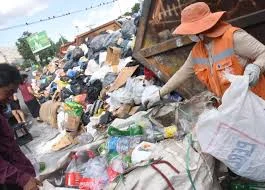 Inacción de alcalde paceño provoca que siga la basura en las calles