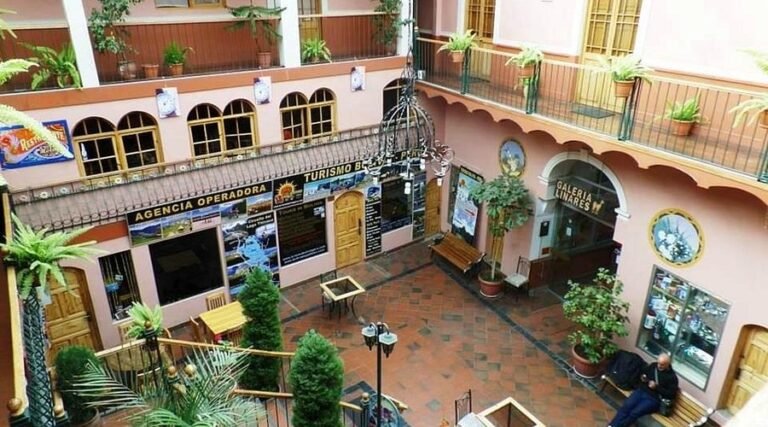 En hostal de El Alto hallan cámara oculta y pastillas abortivas