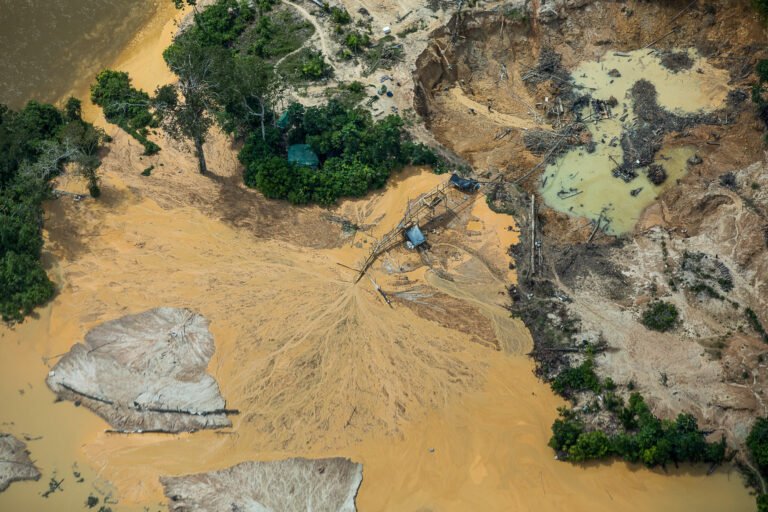 Explotación de minas de oro con mercurio provoca enfermedades y muerte em indígenas de la amazonia
