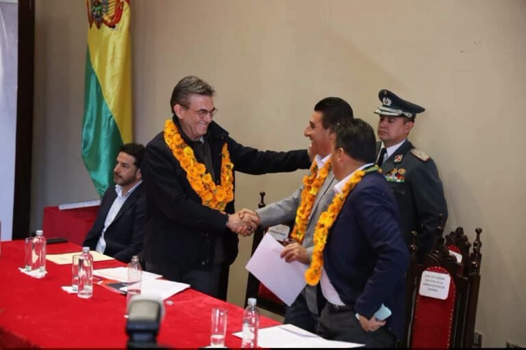 Paz advierte que comunistas del exterior desprestigian a su gobierno